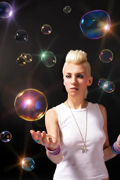 Blond meisje met zeepbellen — Stockfoto