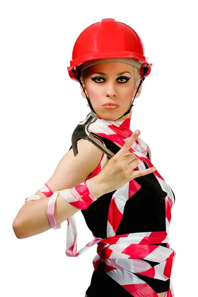 Uma menina com um martelo e um capacete de construção — Fotografia de Stock