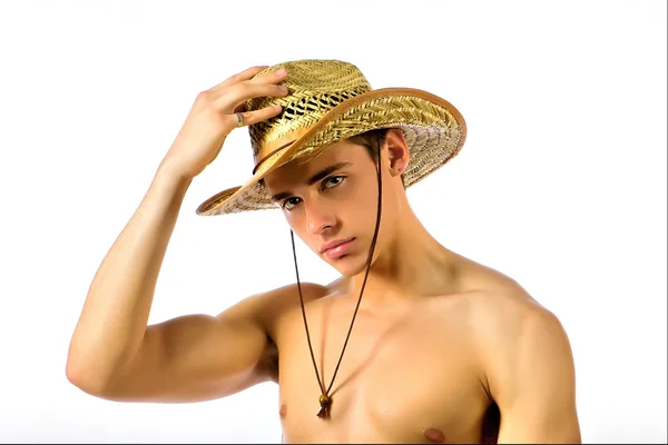 De jonge man in een stro hoed — Stockfoto