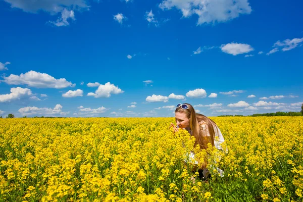 Jente i gule blomster – stockfoto