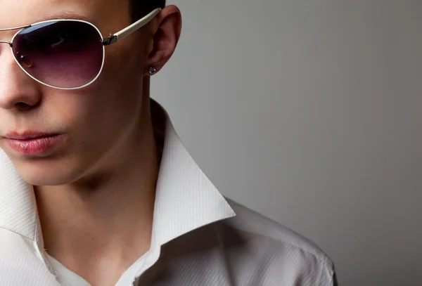Молодий красивий чоловік в сонцезахисних окулярах — стокове фото