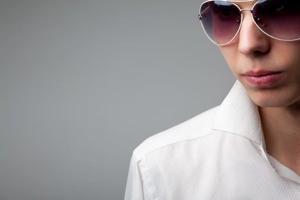Genç yakışıklı erkek güneş gözlüğü — Stok fotoğraf