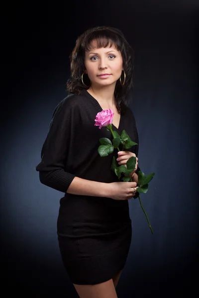 Bardzo młoda kobieta z różą — Zdjęcie stockowe