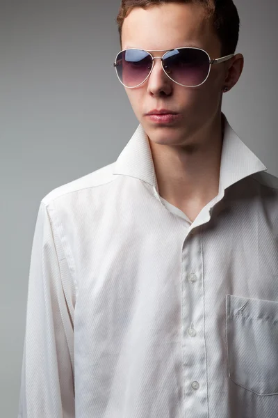 선글라스에 잘생긴 남자 — 스톡 사진