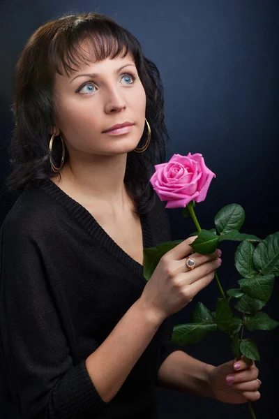 Mujer joven con rosa — Foto de Stock