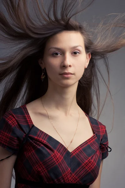 Женщина с трепещущими волосами . — стоковое фото