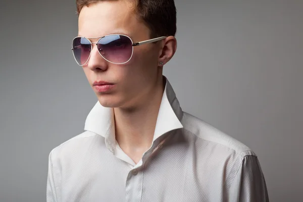Handsome man in sunglasses — Stock Photo, Image