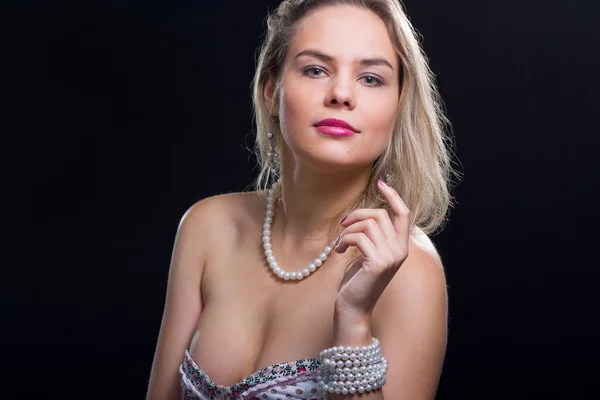 Jeune femme avec des perles — Photo