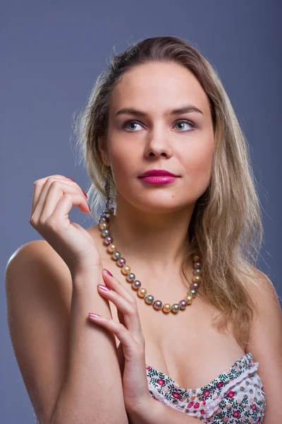 Vacker ung kvinna med pärlor — Stockfoto