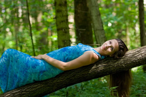 Egy nő az erdőben. — Stock Fotó