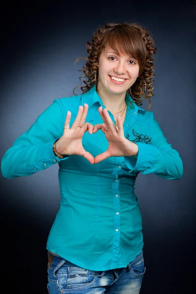 Form av hjärtformade i händerna på en kvinnor — Stockfoto