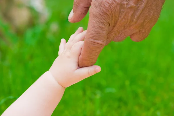 おじいちゃんのと赤ちゃんの手 — ストック写真