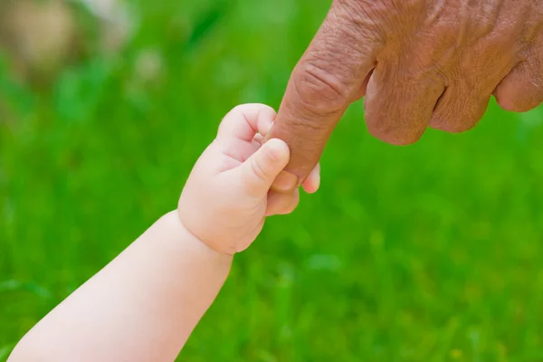 Les mains de grand-père et bébé — Photo