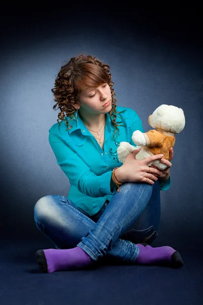 Mladí teen s teddy — Stock fotografie
