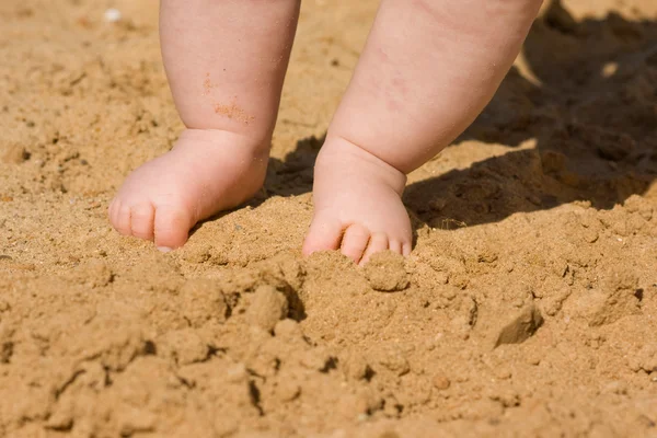 모래와 아기의 발 — 스톡 사진