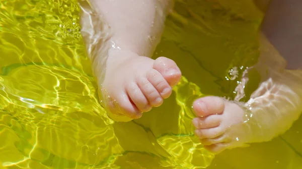 Pés de bebê na água — Fotografia de Stock