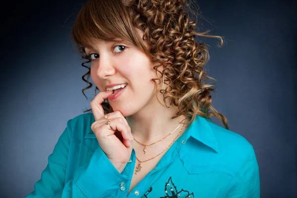 Женщина с пальцем на губе — стоковое фото