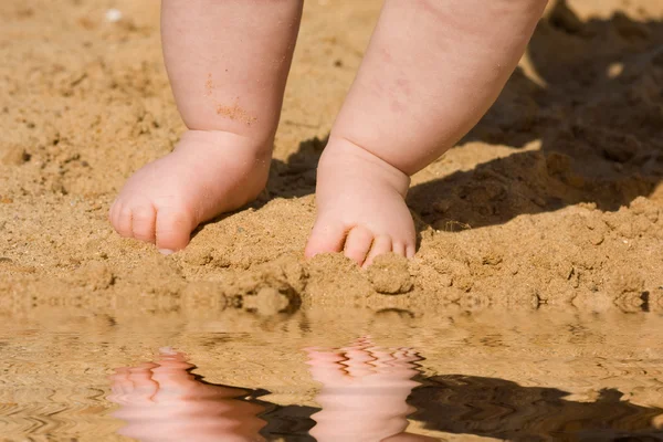 Pieds de bébé avec sable — Photo
