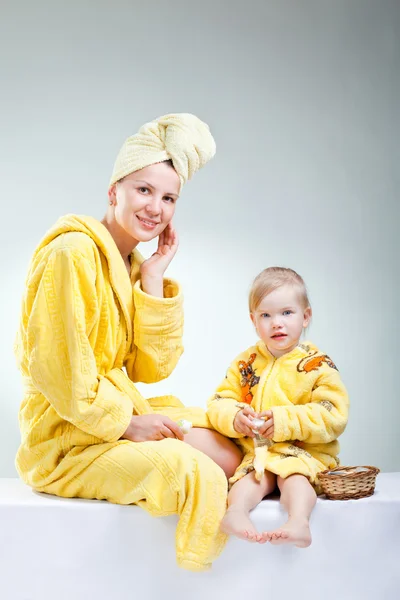 Fille avec sa jeune mère maquillant — Photo