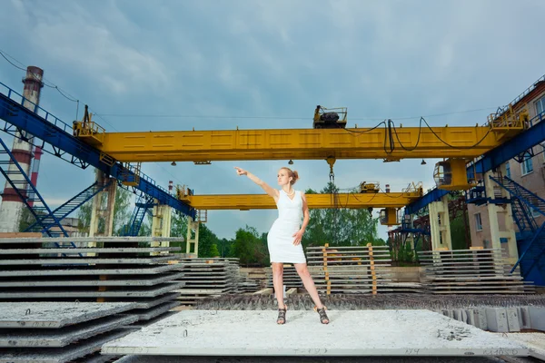 Empresária posando sobre a velha fábrica — Fotografia de Stock