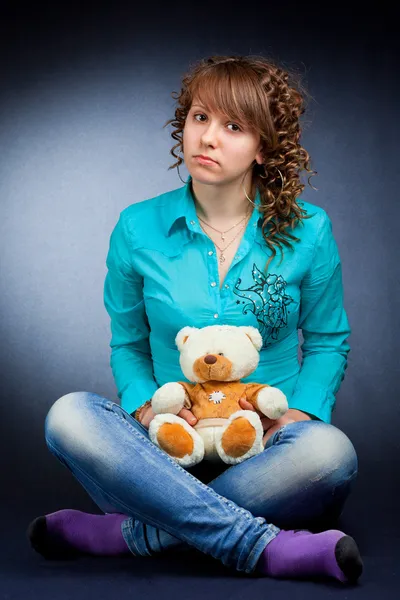 Bastante joven adolescente con teddy — Foto de Stock