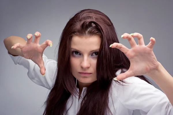 Mujer joven agresiva — Foto de Stock