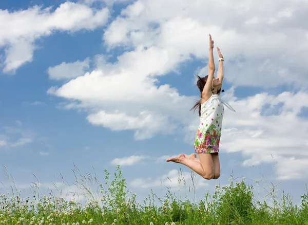 Jonge vrouw is springen — Stockfoto