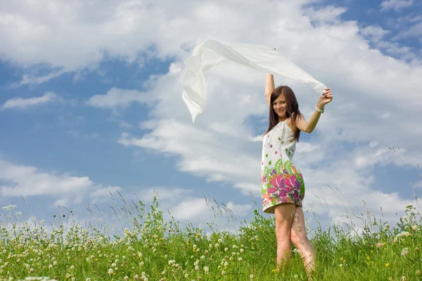 Mujer joven con un chal al aire libre — Foto de Stock