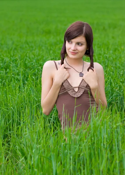 Beautiful woman in a countryside — Stock Photo, Image