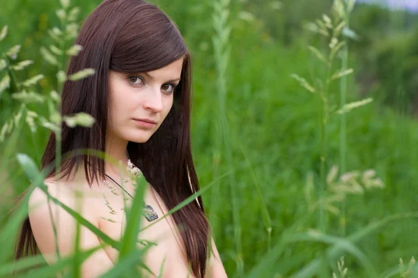 Jovem mulher na grama — Fotografia de Stock