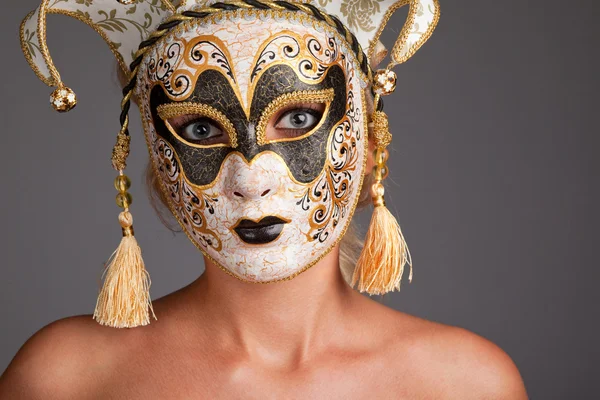 Mladá žena nosí karnevalovou masku — Stock fotografie