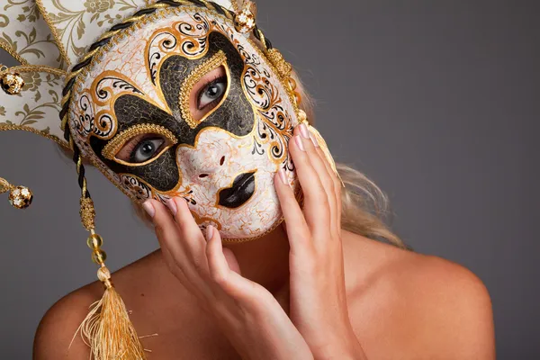 Mooie jonge vrouw dragen van carnaval masker — Stockfoto