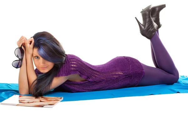 Vacker kvinna liggande på blå textil — Stockfoto