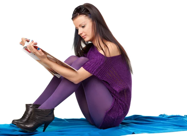 Kvinna som sitter på den blå textilen — Stockfoto