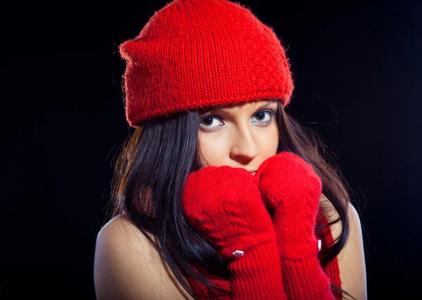 Kırmızı şapka ve mitten genç kadın — Stok fotoğraf