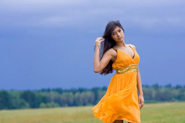Молодая женщина стоит на поле — стоковое фото