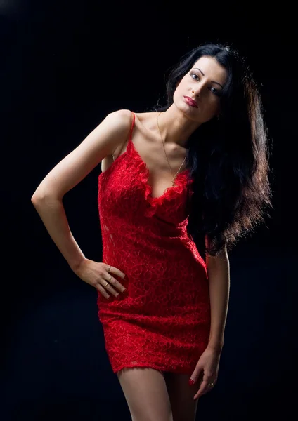 Schöne Mädchen im roten Kleid — Stockfoto