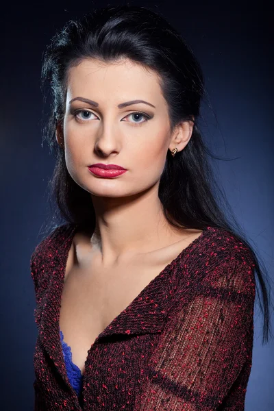 Porträt einer attraktiven jungen Frau — Stockfoto