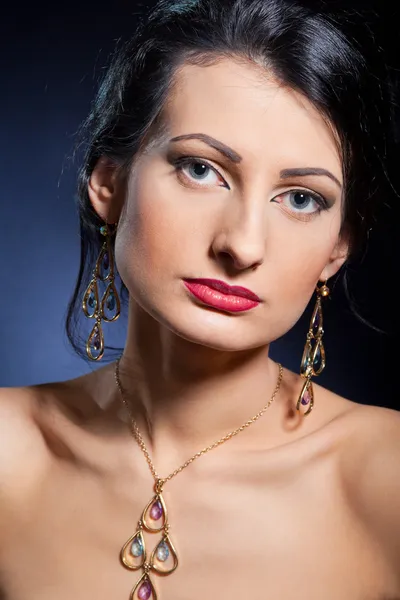 Mulher bonita elegante usando jóias . — Fotografia de Stock