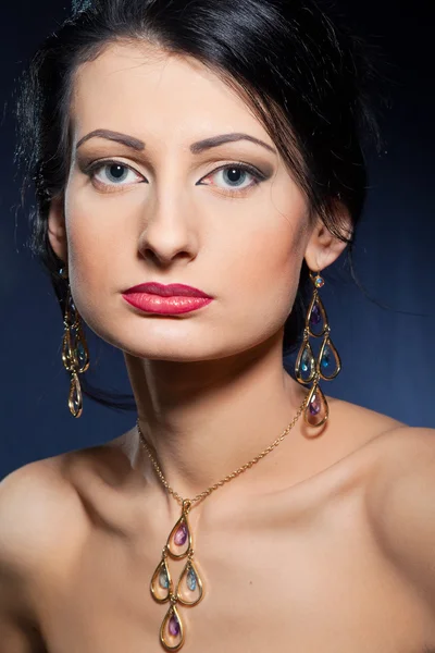 Elegant beautiful woman wearing jewelry — Stok fotoğraf