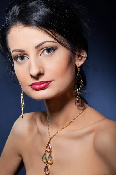 Elegancka, piękna kobieta, noszenia biżuterii. — Zdjęcie stockowe
