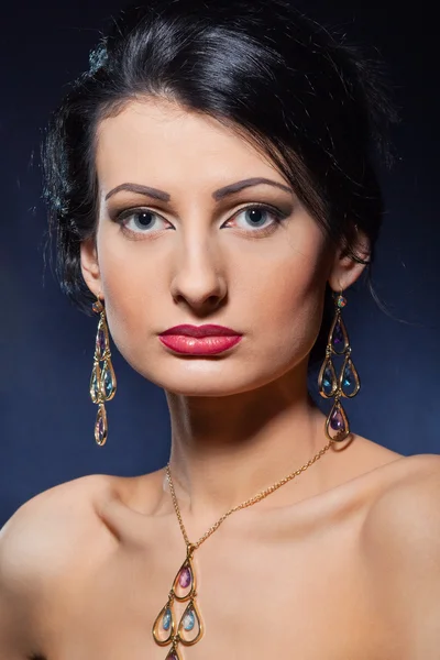 Piękna kobieta noszenia biżuterii. — Zdjęcie stockowe