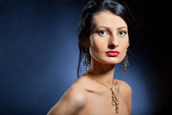 Elegant beautiful woman wearing jewelry. — Stockfoto