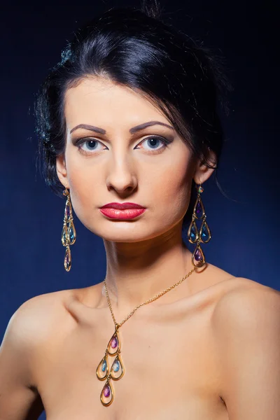 Elegancka, piękna kobieta, noszenia biżuterii — Zdjęcie stockowe