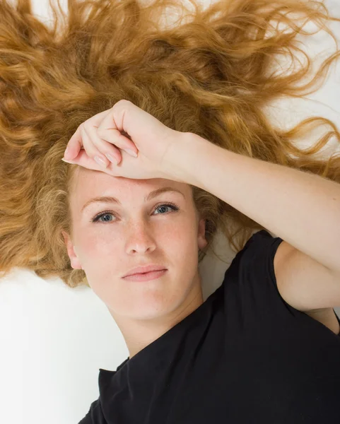 Sexy modelo de cabelos vermelhos deitado — Fotografia de Stock