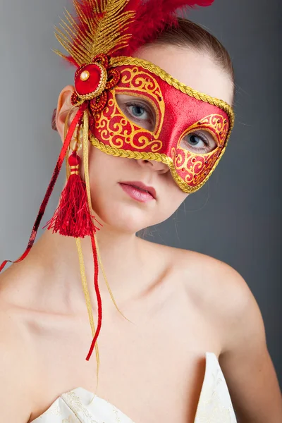 Mooie jonge vrouw dragen rode carnaval masker — Stockfoto