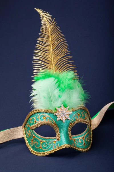 グリーンとゴールドのマスク — ストック写真