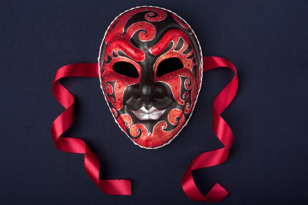 Червоно-чорна маска — стокове фото