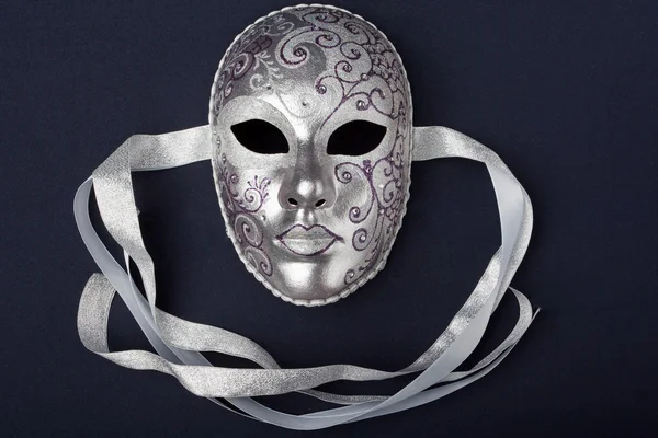 Zilveren masker geïsoleerd op een zwarte achtergrond — Stockfoto