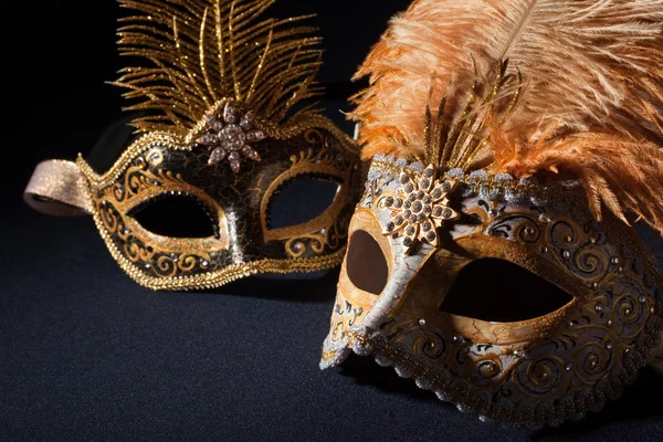 Серебряные и чёрные карнавальные маски — стоковое фото